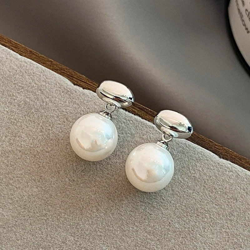 Vintage pearls Earrings by Aeri